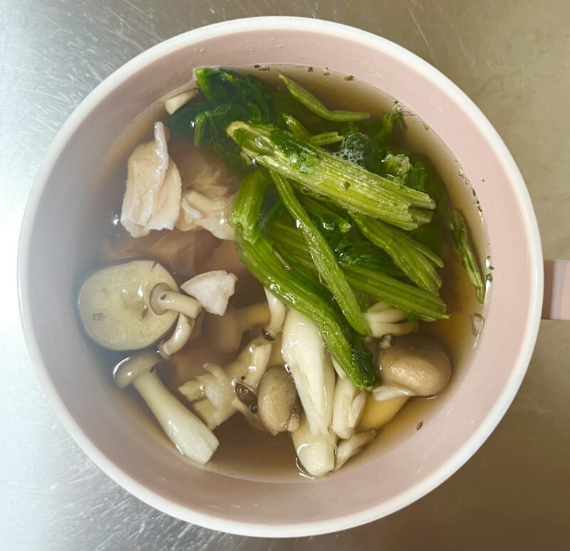 耐熱容器に具材とお餅を入れてレンジ加熱する前のお雑煮。火を使わない調理。