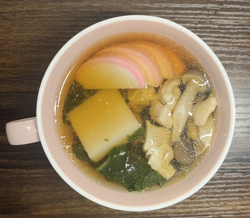 電子レンジ3分で作った1人分のお雑煮の完成写真。レンジのみで簡単に作れるずぼらレシピ。