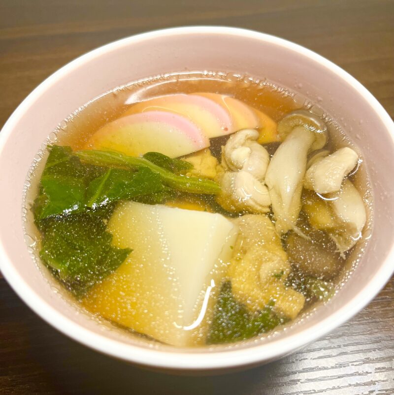 レンジ3分・器1つで完成した1人分のお雑煮。鍋を洗わなくていいずぼら飯。