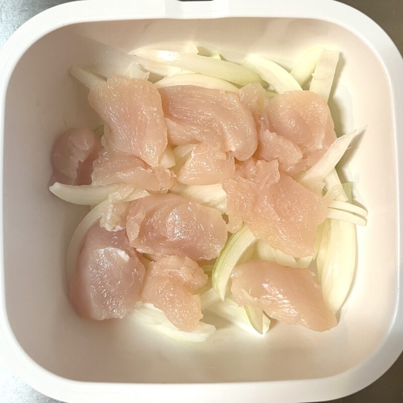 ささみを斜め切り、玉ねぎを薄切りにする下準備。味が染み込みやすくするコツ。