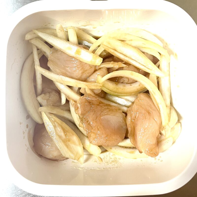 耐熱容器に具材と調味料を加えて混ぜた後の様子。