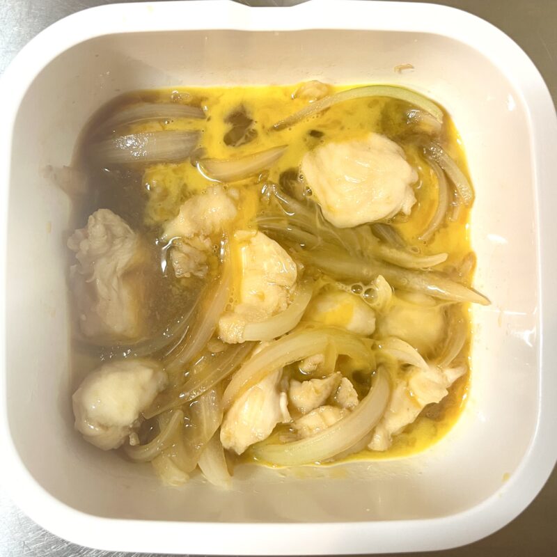 加熱した具材に溶き卵を回し入れる工程。レンジで半熟に仕上げるポイント。