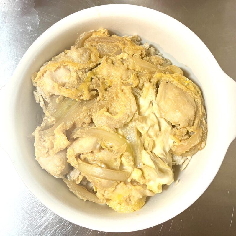 オートミールの上に加熱したふわとろ卵、ささみ、玉ねぎをのせた様子。