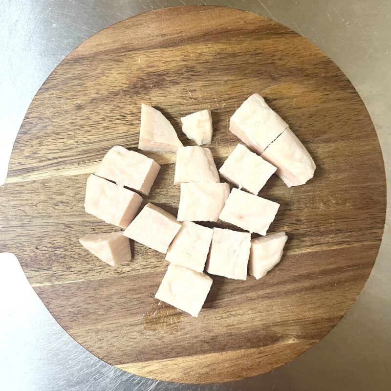 サラダチキンを一口大に切った様子