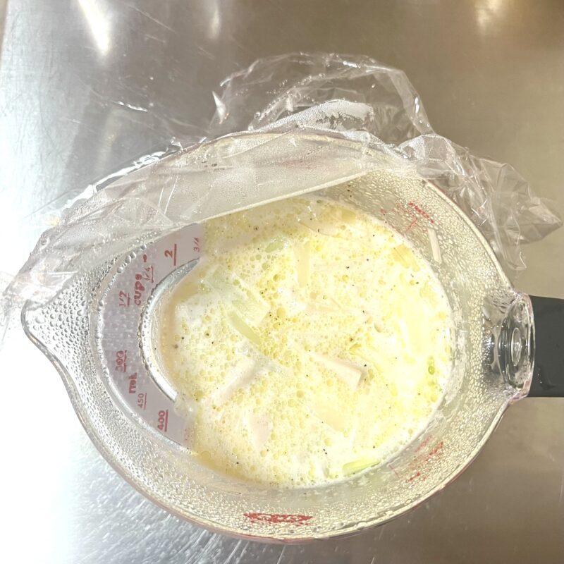 レンジで加熱して熱々になったクリームスープの様子。
