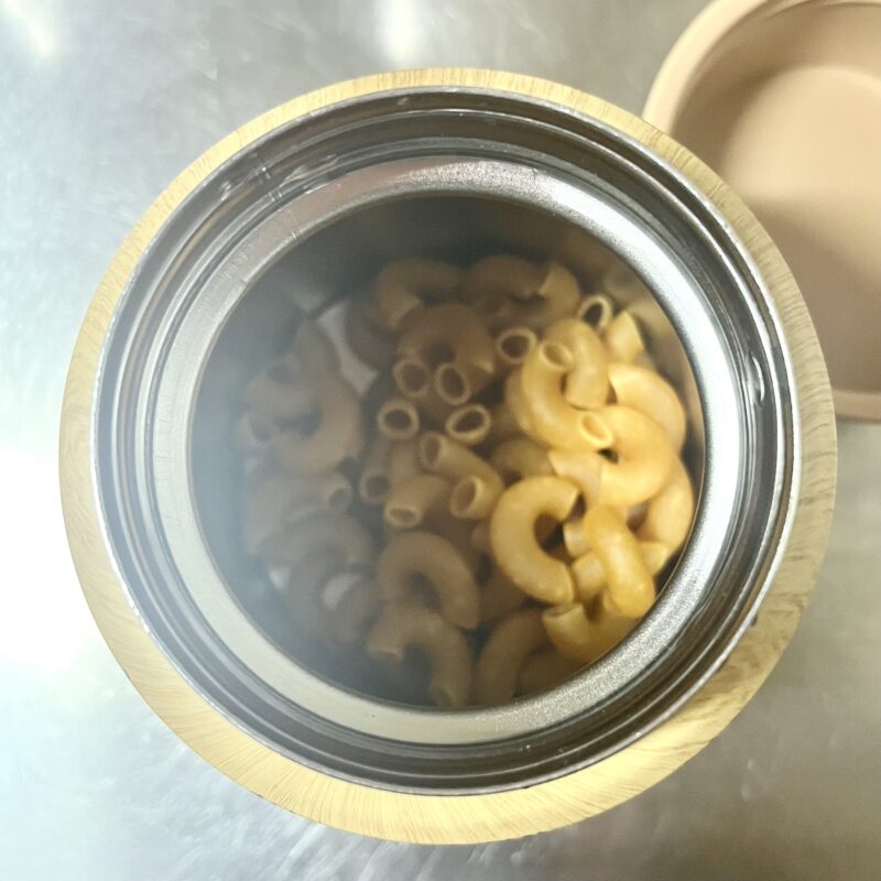 スープジャーにマカロニを入れる様子。