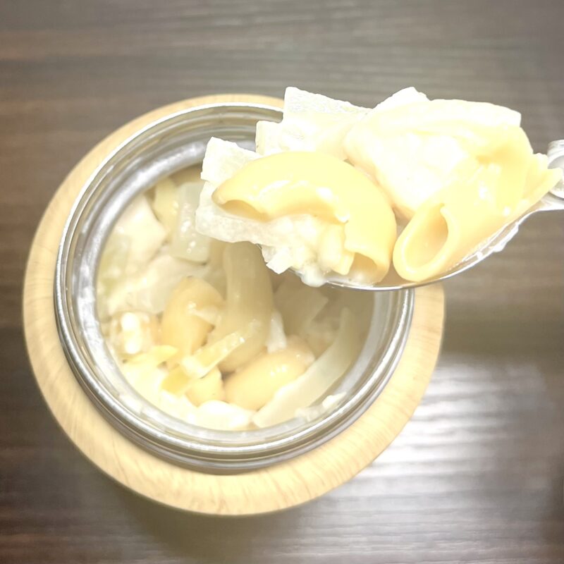 レンジ5分で準備した、500mlスープジャー入りマカロニクリームパスタの完成写真