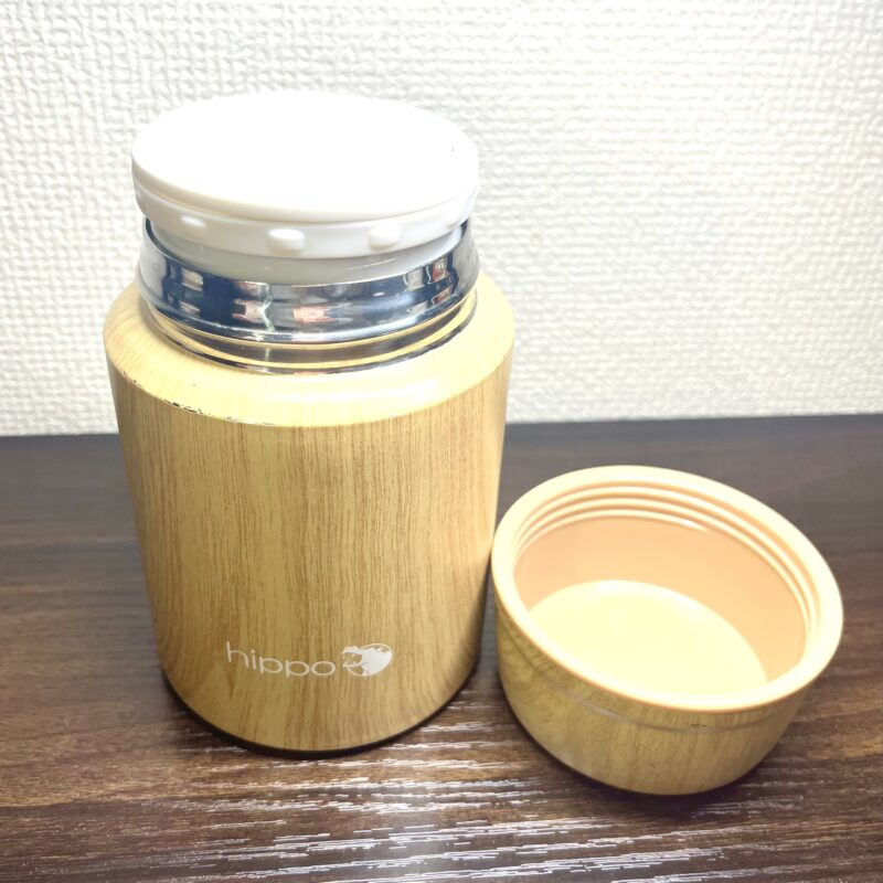 スープジャーにお湯を入れて、昼まで保温するための準備をしている工程。