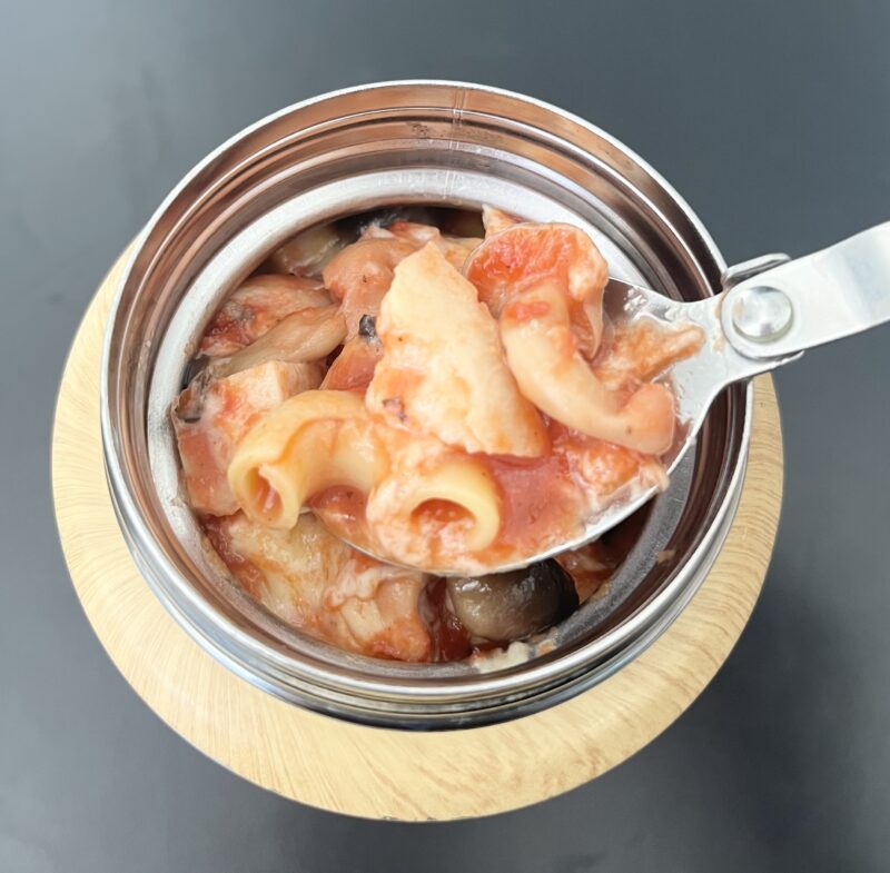 レンジ4分で準備した、500mlスープジャー（hippo）入りの濃厚トマトチキンパスタ。