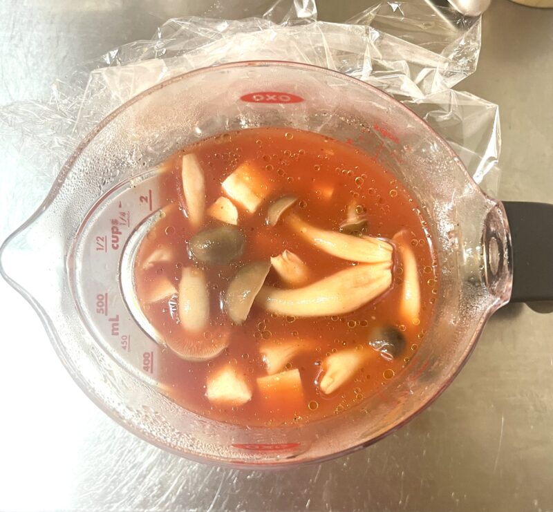 レンジで加熱して熱々になったトマトスープの様子。