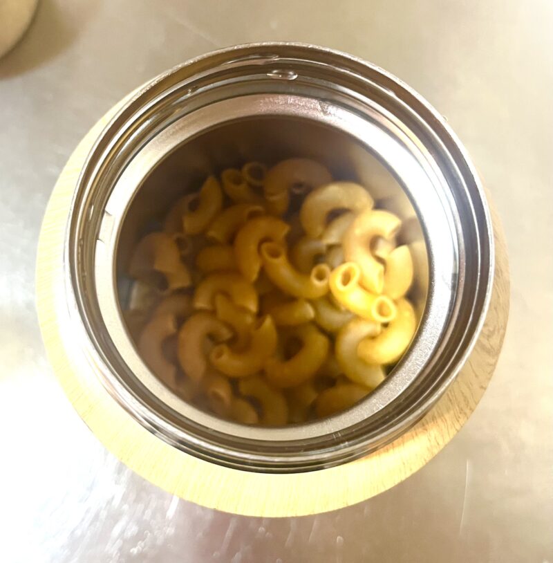 スープジャーにマカロニを入れる様子。