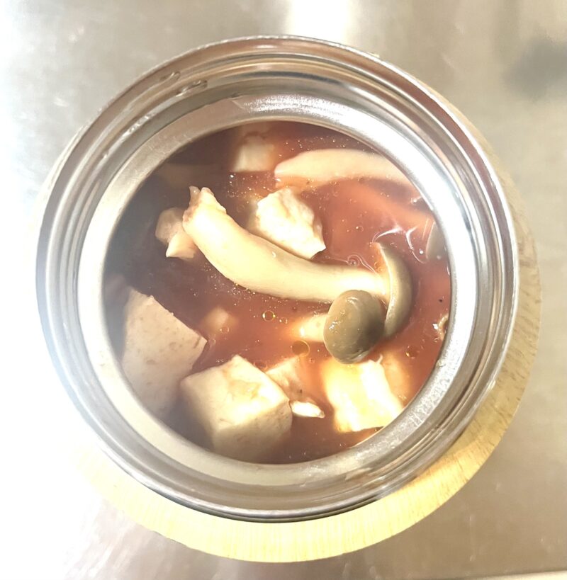 スープジャーに熱々のトマトスープをいれた様子。