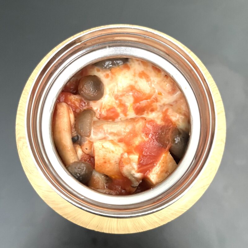 お昼休みのスープジャーランチ。とろとろのチーズとトマトソースが絡んだマメロニパスタ。