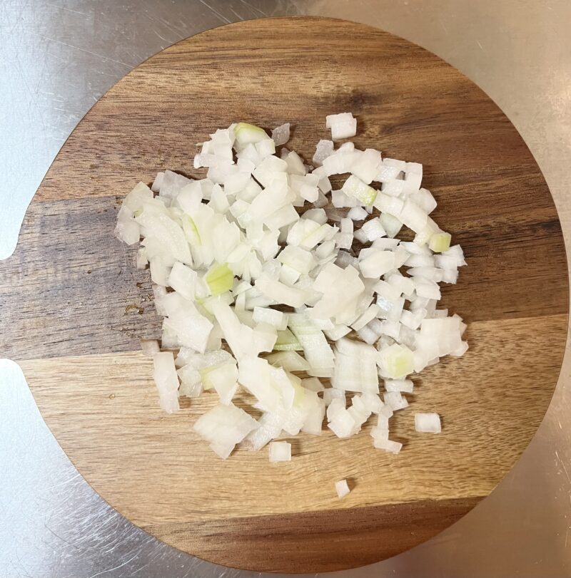 粗いみじん切りにした玉ねぎ