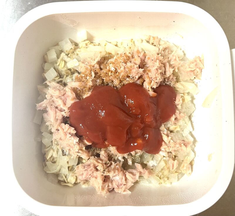 オートミールと具材、ケチャップを混ぜたレンジ調理のケチャップライス