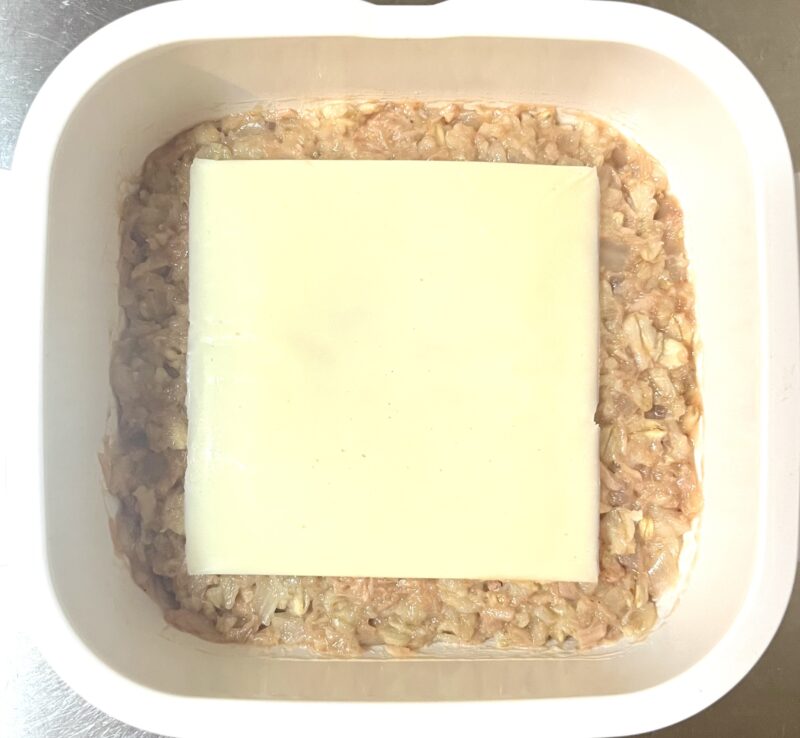 ケチャップライスを平らにしてスライスちーずをのせた様子