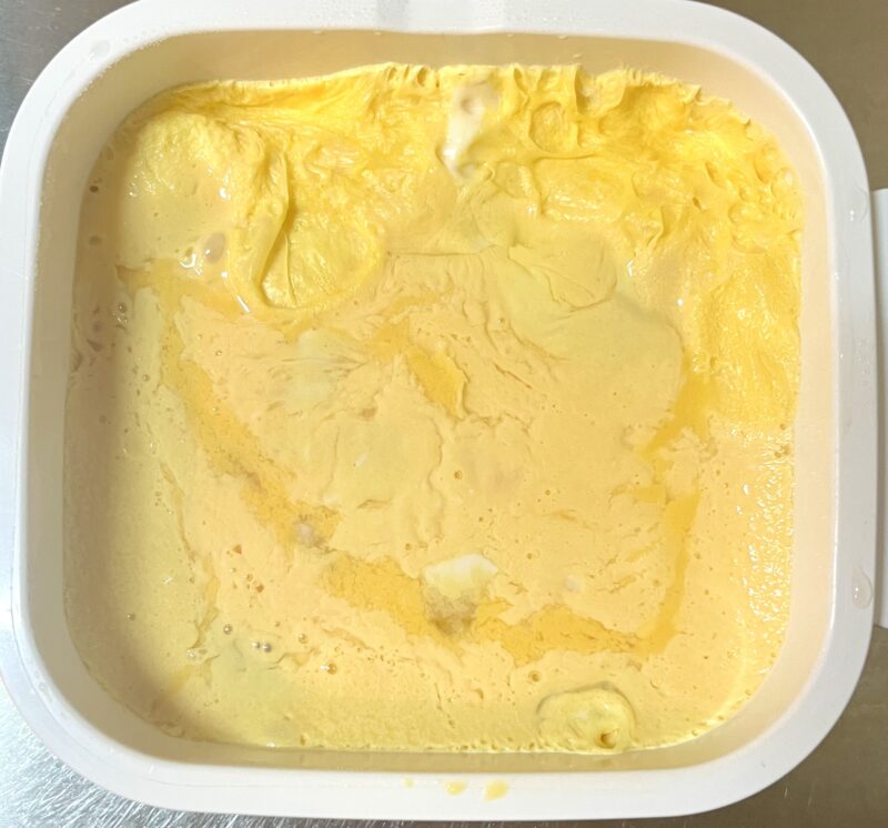 少し卵が固まった1回目の加熱後のオムライス。まだ固まってない部分がある様子