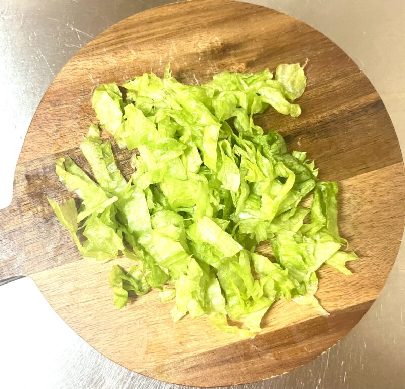 レタスを太めの千切りにカットした様子