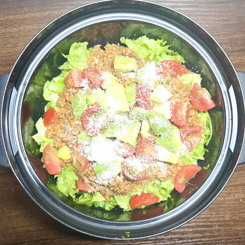 レンジで完結!彩り鮮やかなタコライスの完成写真。丼ひとつで作れるカフェ風の時短レシピ