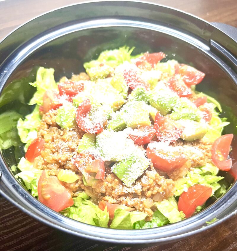 レンジで完結！彩り鮮やかなオートミールタコライス。丼ひとつで作れるカフェ風ダイエット飯