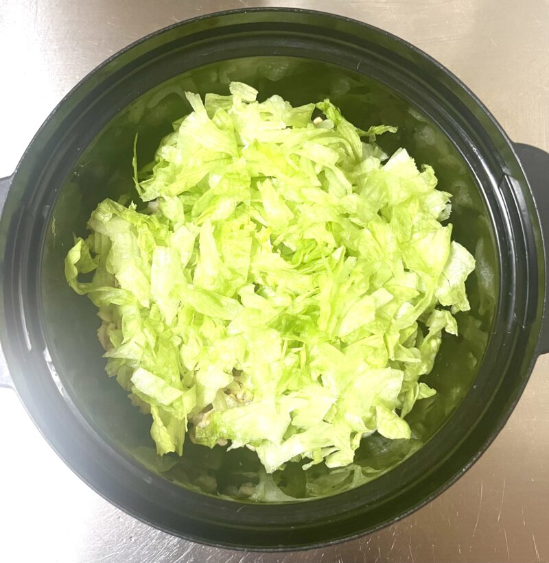 どんぶりにごはんとレタスを盛り付けした様子