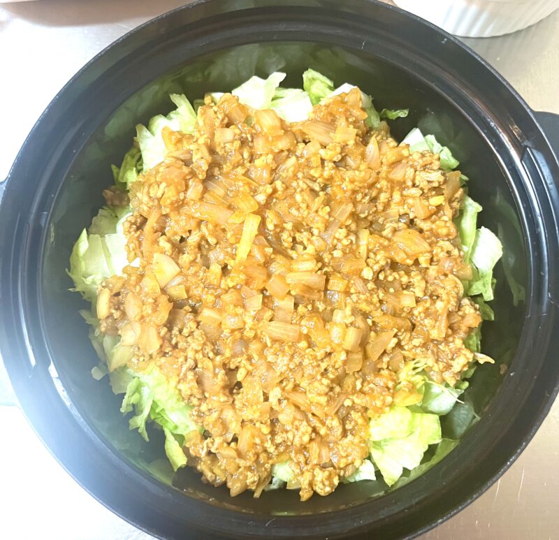 どんぶりにごはん、レタスひき肉を盛り付けした様子