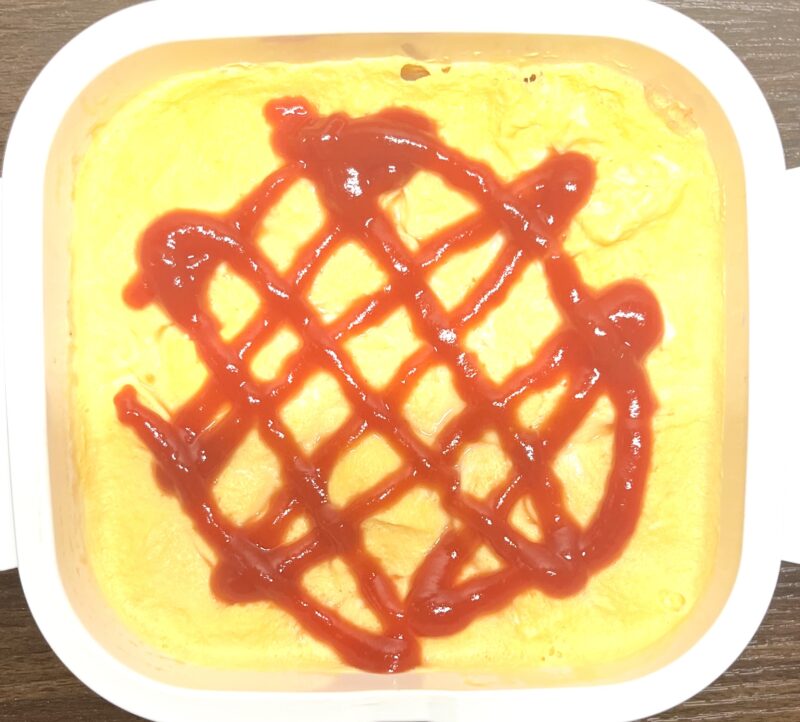 包まずに卵をのせるだけで完成した、低カロリーなオートミールオムライス