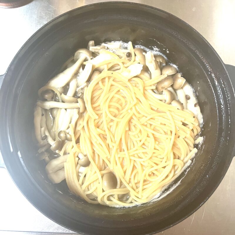 パスタときのこをレンチン後、湯切りをした様子