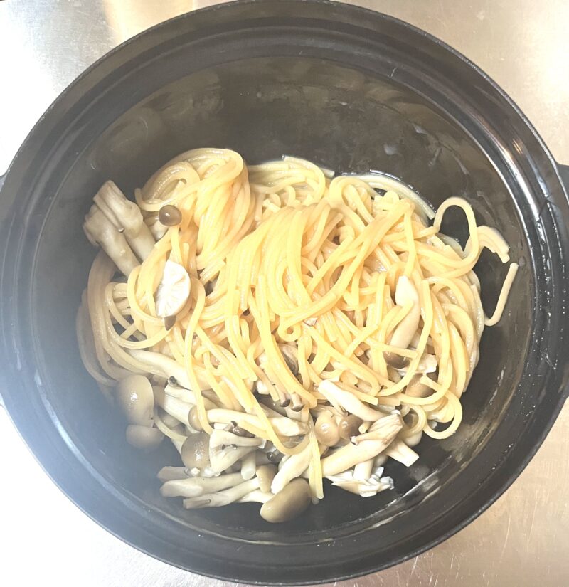レンジでパスタを茹でた後、湯切りした後の様子