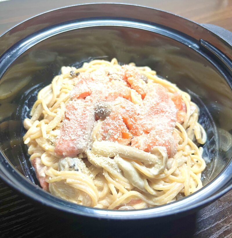 レンジだけで完結するサーモンときのこの濃厚クリームパスタ。刺身用サーモンとゼンブヌードルを使用し、火も包丁も使わずに作った時短ずぼら飯。