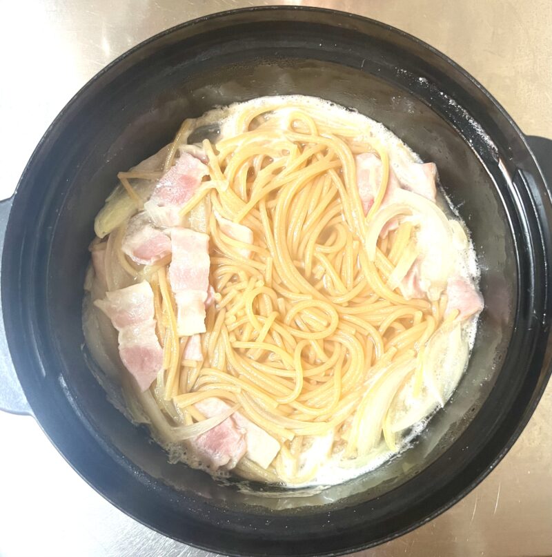 電子レンジで5分加熱後、全体を混ぜた状態。この後追加で4分半加熱すれば、麺が茹で上がる。