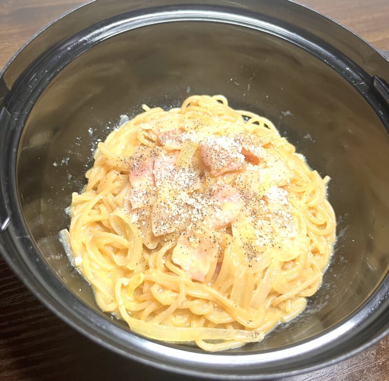 電子レンジだけで作れる、ベーコンと玉ねぎの濃厚カルボナーラ。味噌が隠し味のソースを絡めた完成画像