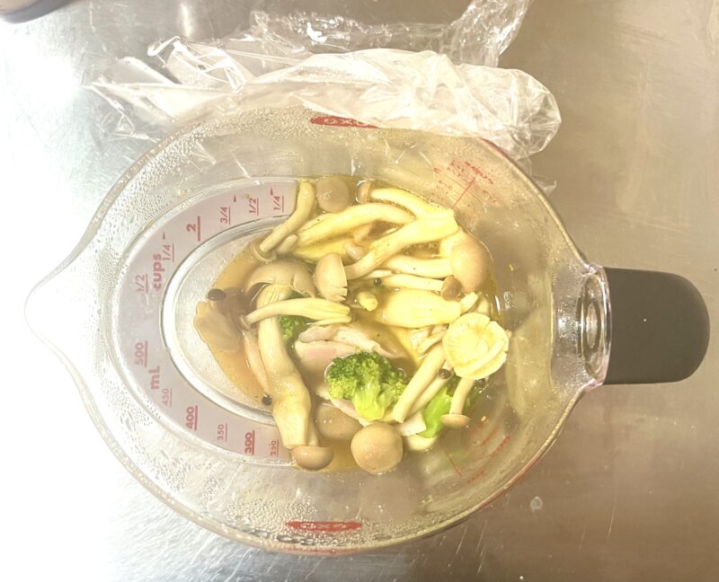 耐熱容器にスープの材料と具材を入れて、電子レンジで加熱する工程。