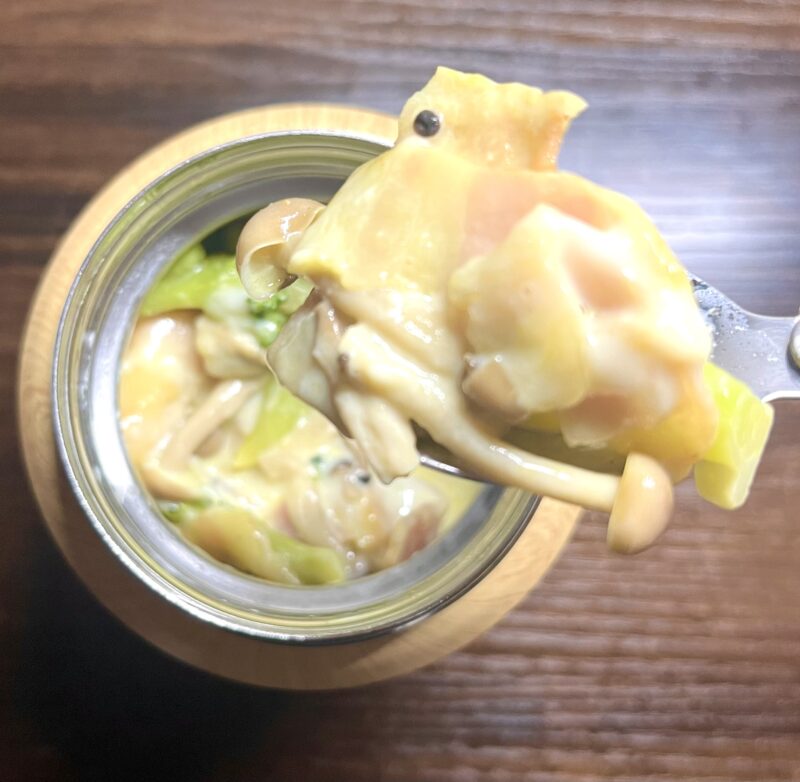 ⁠スープジャーで作る濃厚ミルクカレーマカロニパスタ。とろけるチーズとベーコンの具だくさんランチ。⁠