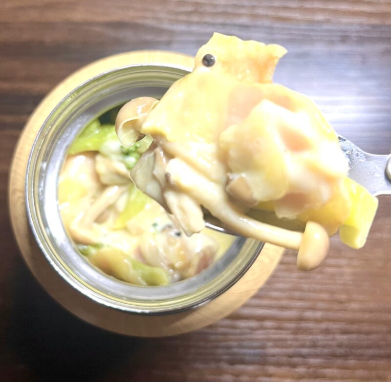 スープジャーで作る濃厚ミルクカレーマカロニパスタ。とろけるチーズとベーコンの具だくさんランチ。