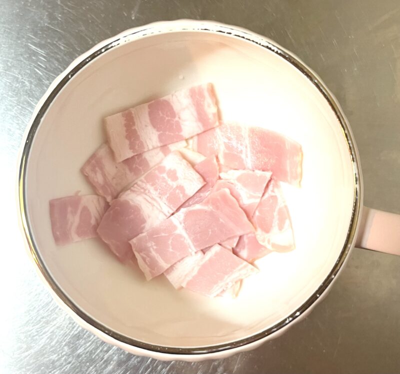 1㎝幅にカットした加熱前のベーコン
