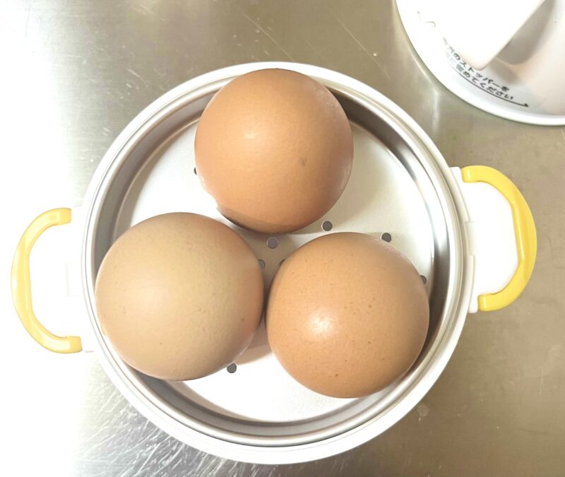 ゆで卵メーカーの受け皿に生の卵を3個並べた様子