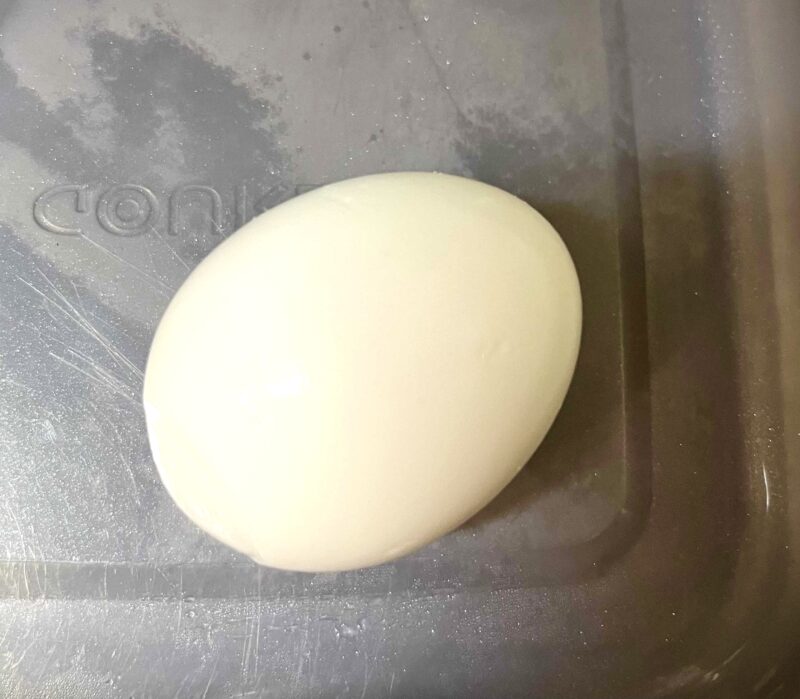 ゆで卵の殻がツルンとむけた様子
