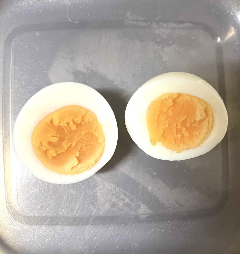 半熟のゆで卵を半分に切った様子