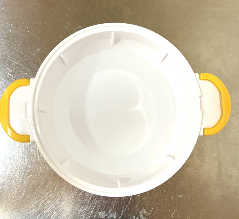 レンジでゆで卵メーカーの下容器の線まで水を入れる様子