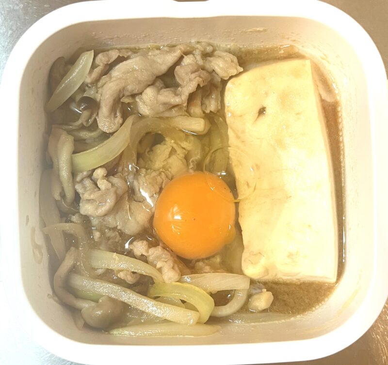 具材をレンチンしたあと、卵を割り入れた様子