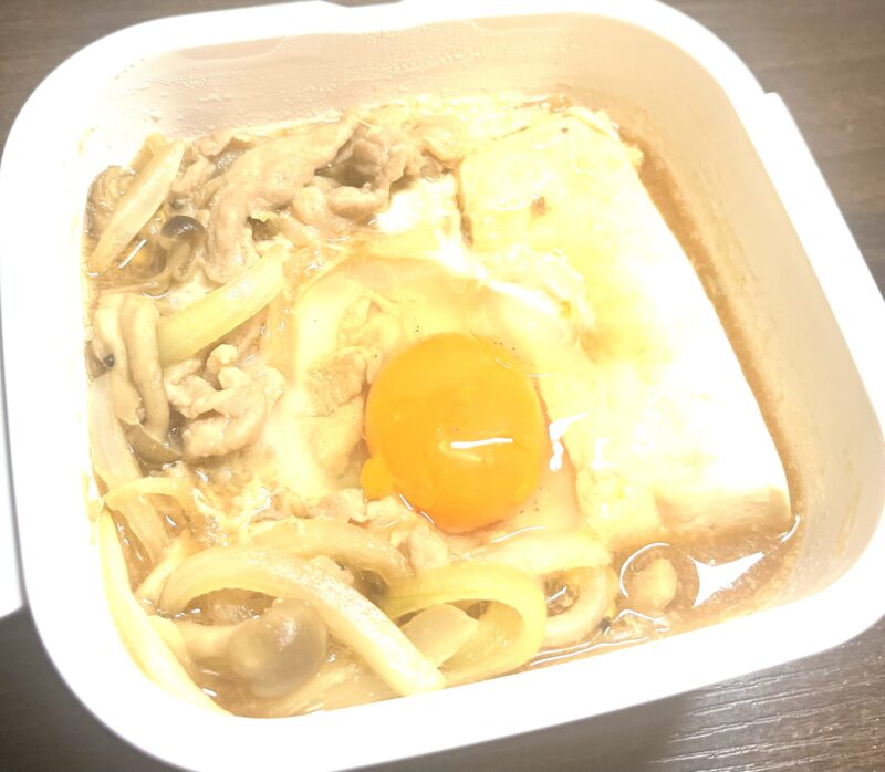 レンジだけで完結！簡単一人すき焼きの完成写真。上に卵をのせているため、トロっと絡ませて食べるとGOOD！