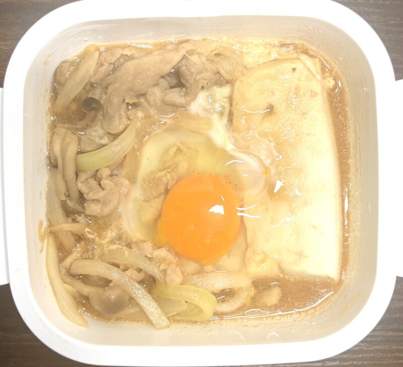 レンジだけで作れる簡単一人すき焼きの完成写真。耐熱容器1つでお肉も野菜もトロトロに仕上がったずぼらレシピ