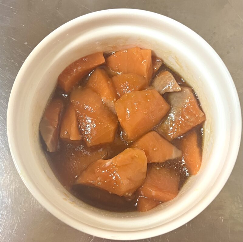ボウルでサーモンと調味料を和える様子