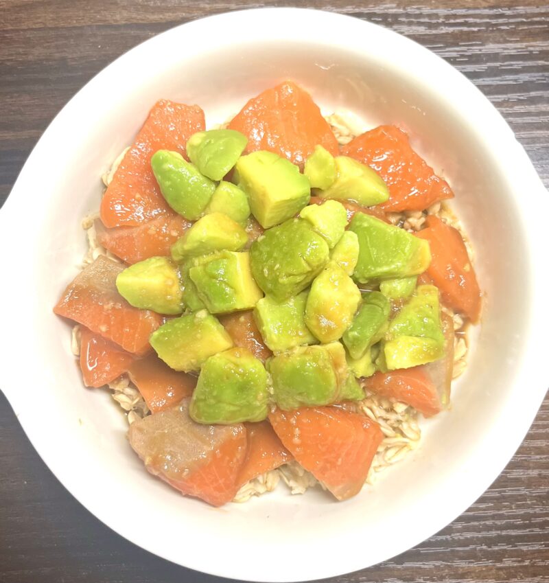美容にも嬉しい！混ぜてあえるだけの簡単サーモンアボカド丼⁠の完成写真