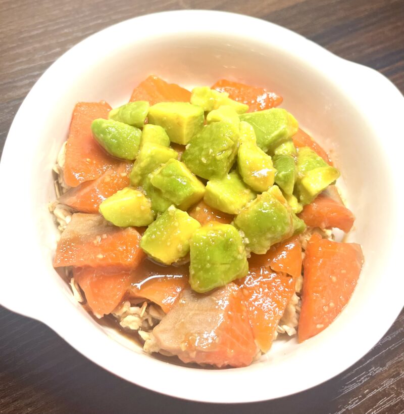 サーモンアボカドオートミール丼の完成写真