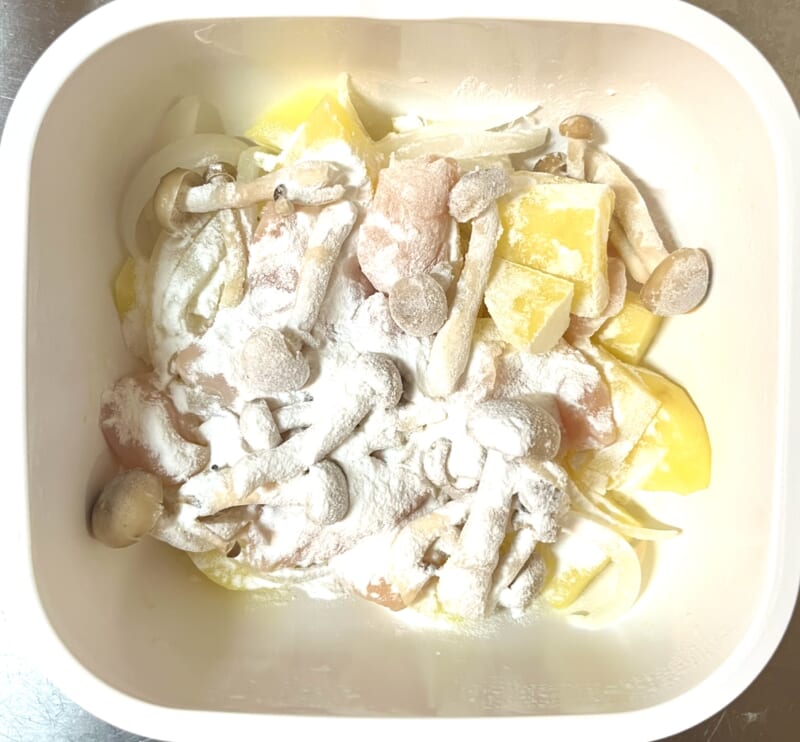 じゃがいもと玉ねぎにしめじと鶏肉を加え、ダマにならないよう米粉をまんべんなく振りかけた状態。