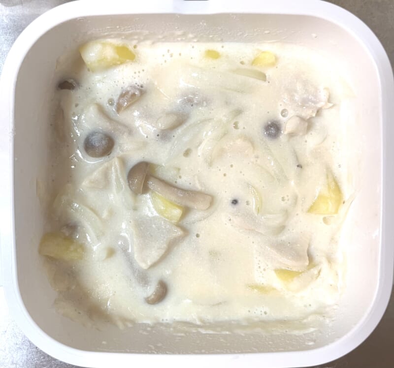 牛乳やコンソメなどのスープを加えた様子