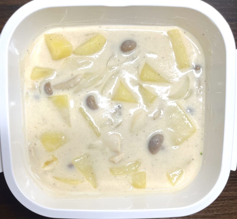 レンジ加熱してとろみがつき始めたシチュー。